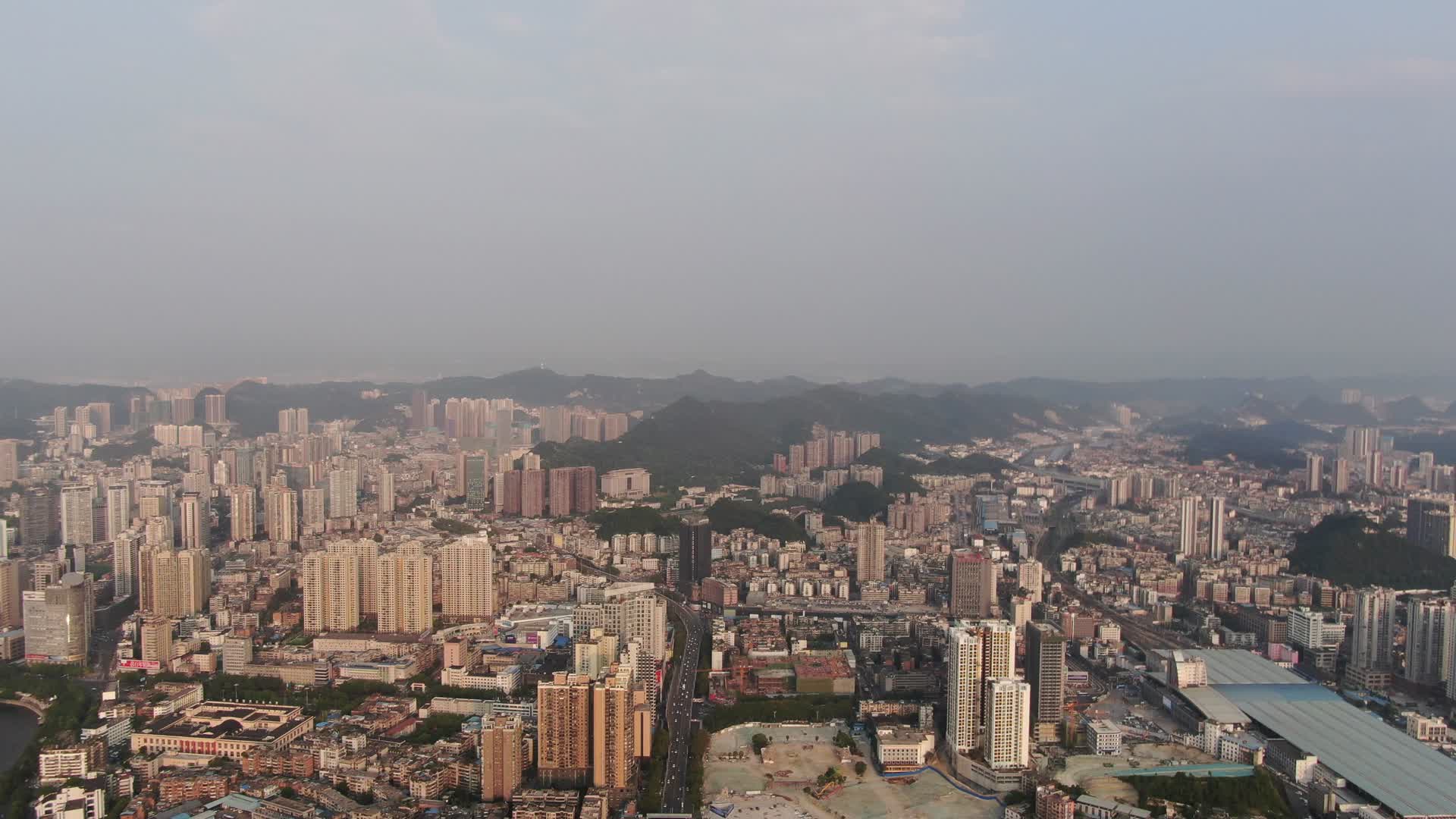航拍贵阳老城区全景视频的预览图