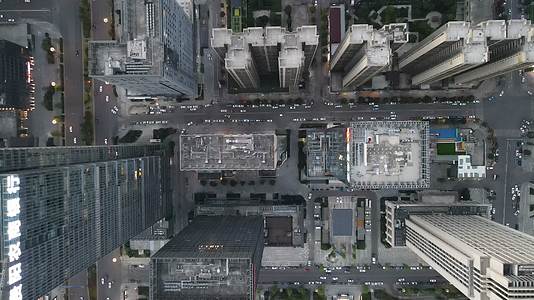 俯拍城市高楼大道交通视频的预览图