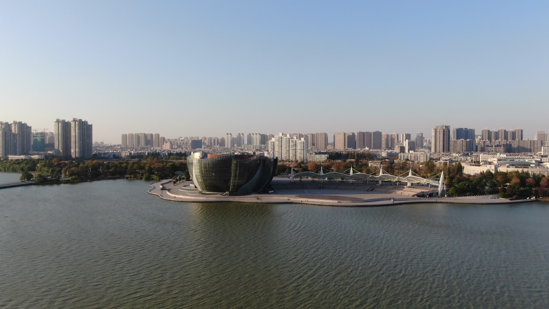 航拍徐州云龙湖景区徐州音乐厅视频的预览图