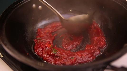 大厨炒制番茄汁底料视频的预览图