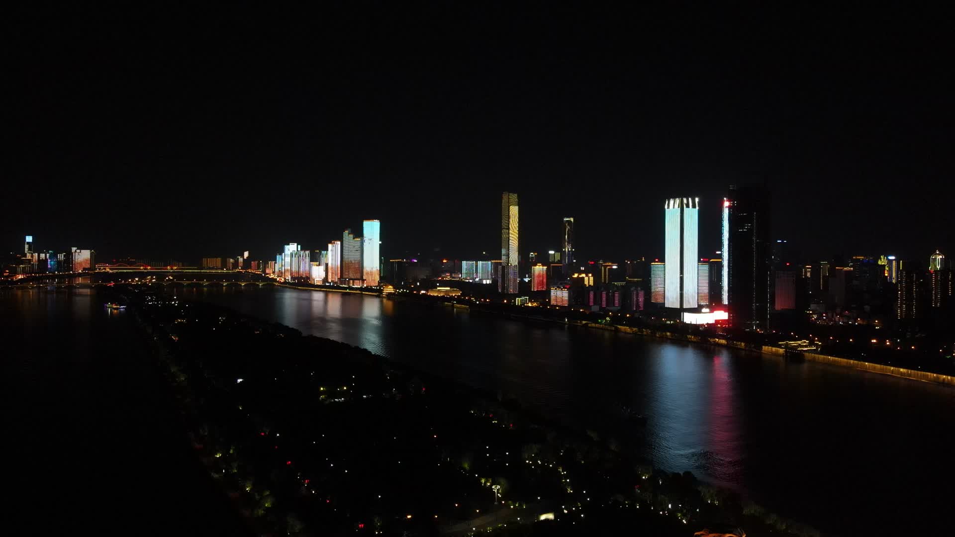 湖南长沙湘江橘子洲夜景灯光秀航拍视频的预览图