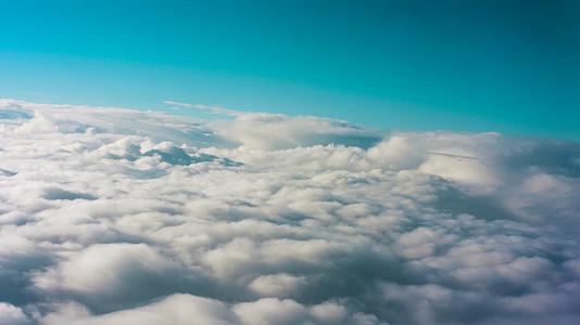 透过飞机窗口看云层视频的预览图