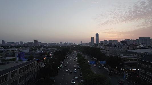 广州海珠大塘马路公路黄昏日落车流视频的预览图