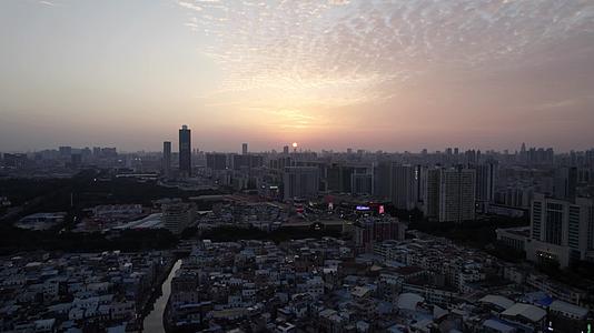 广州海珠大塘马路公路黄昏日落车流视频的预览图