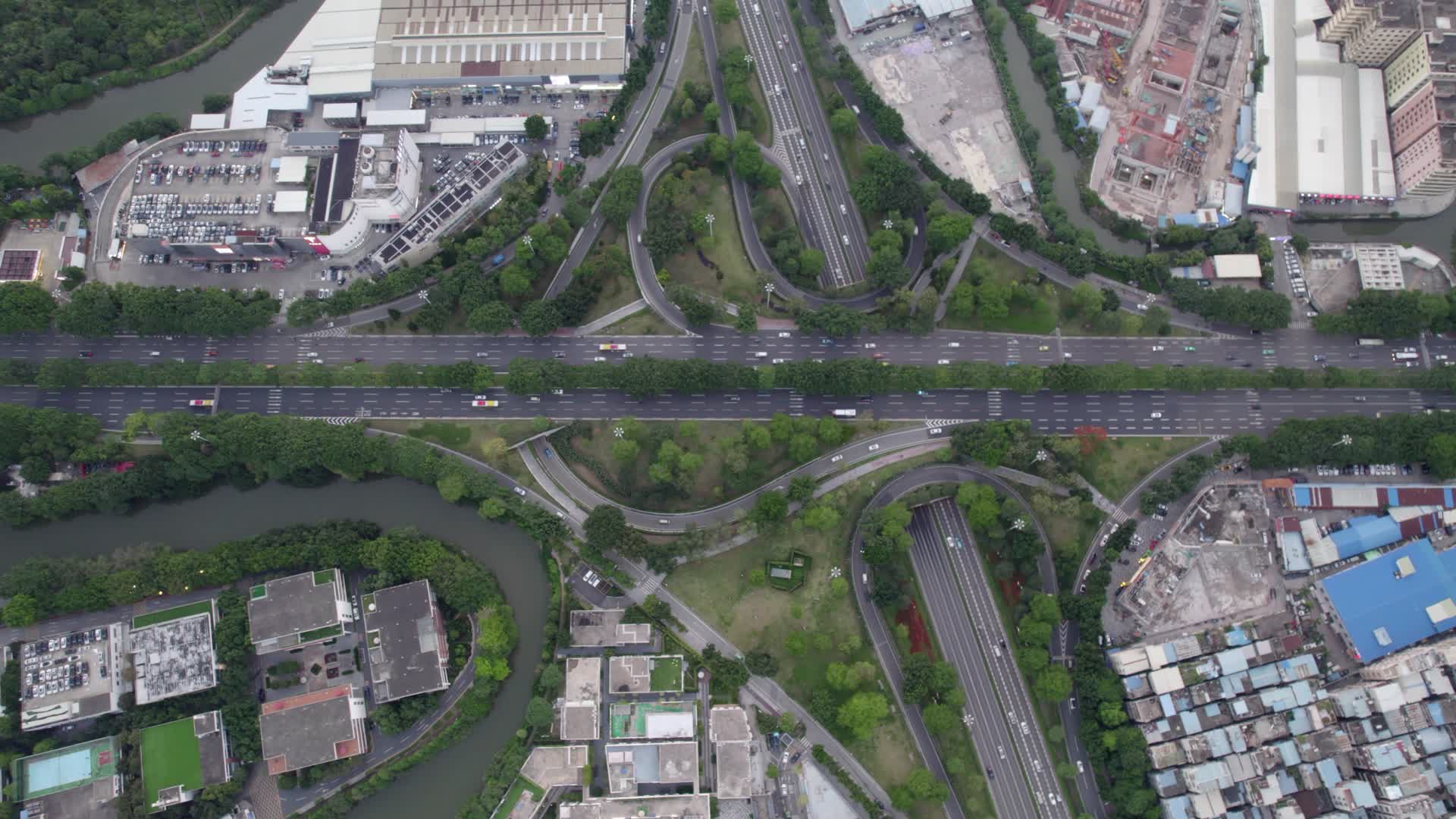广州大道南新滘中路隧道高架桥俯瞰交通视频的预览图