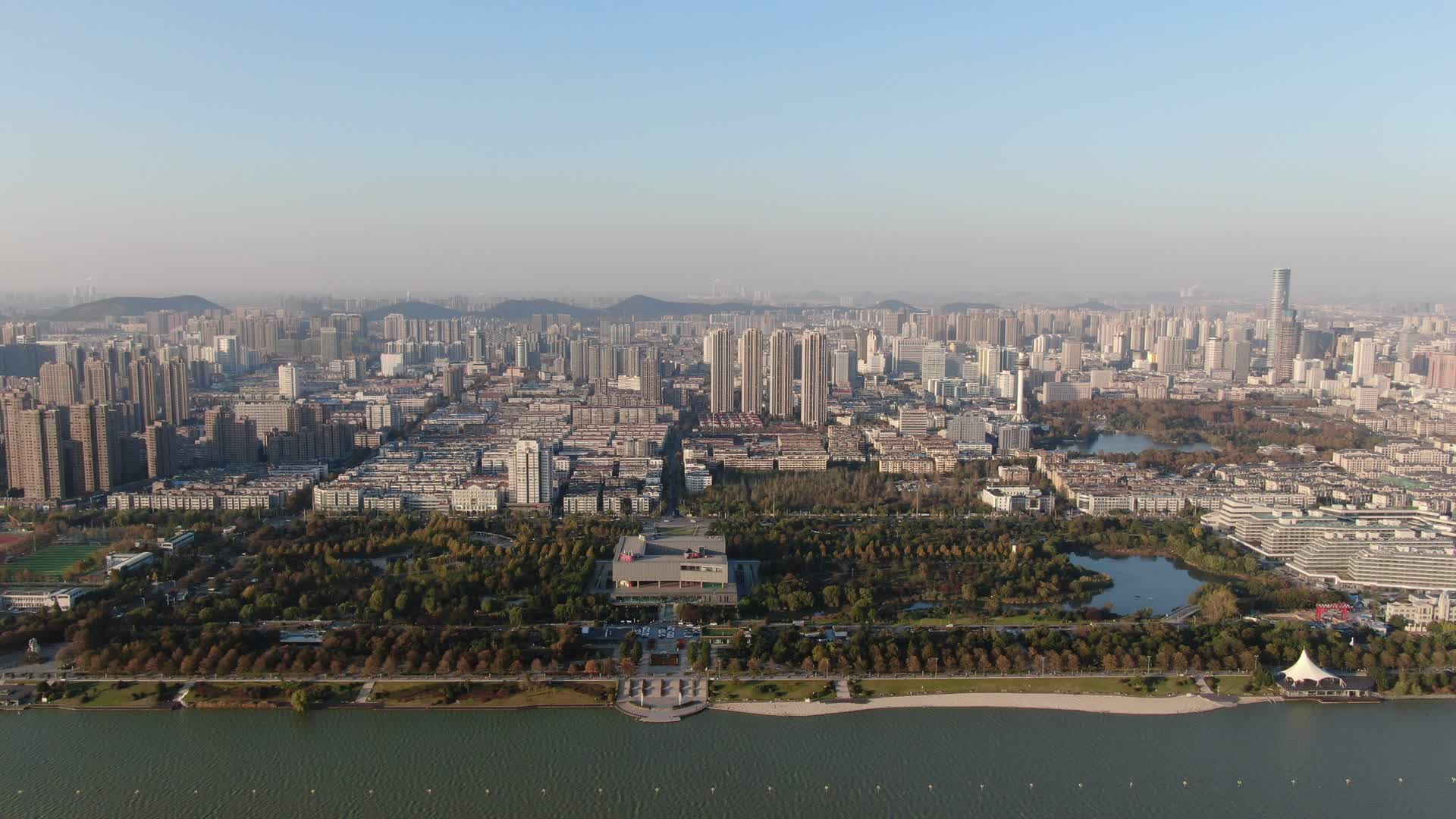 航拍江苏徐州市民广场徐州艺术馆视频的预览图