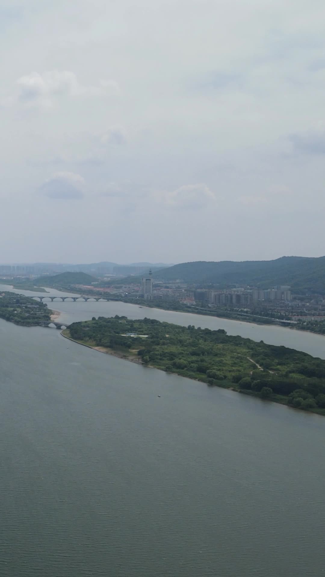 湖南长沙湘江橘子洲竖屏航拍视频的预览图