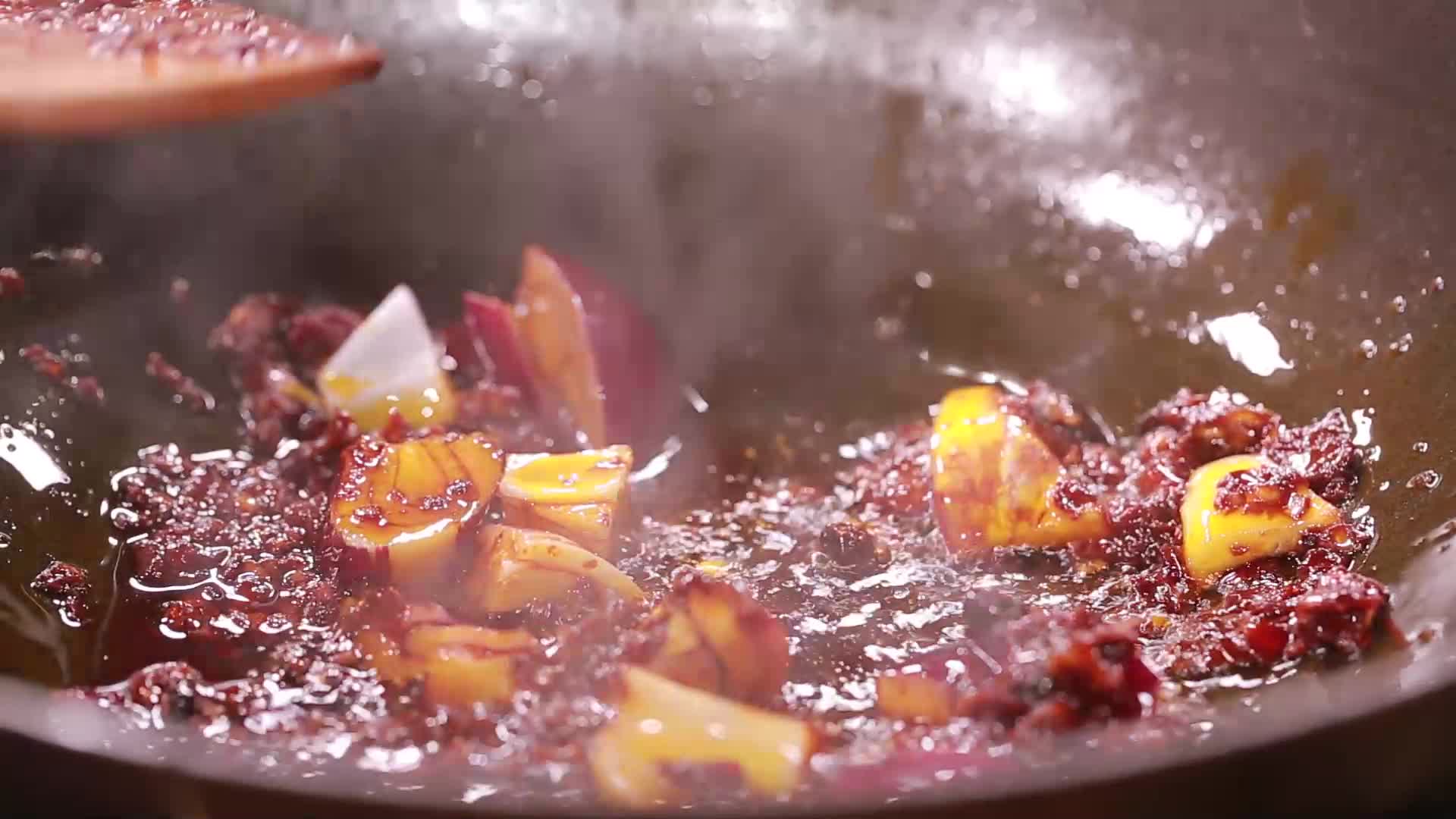 干锅土豆片回锅肉视频的预览图