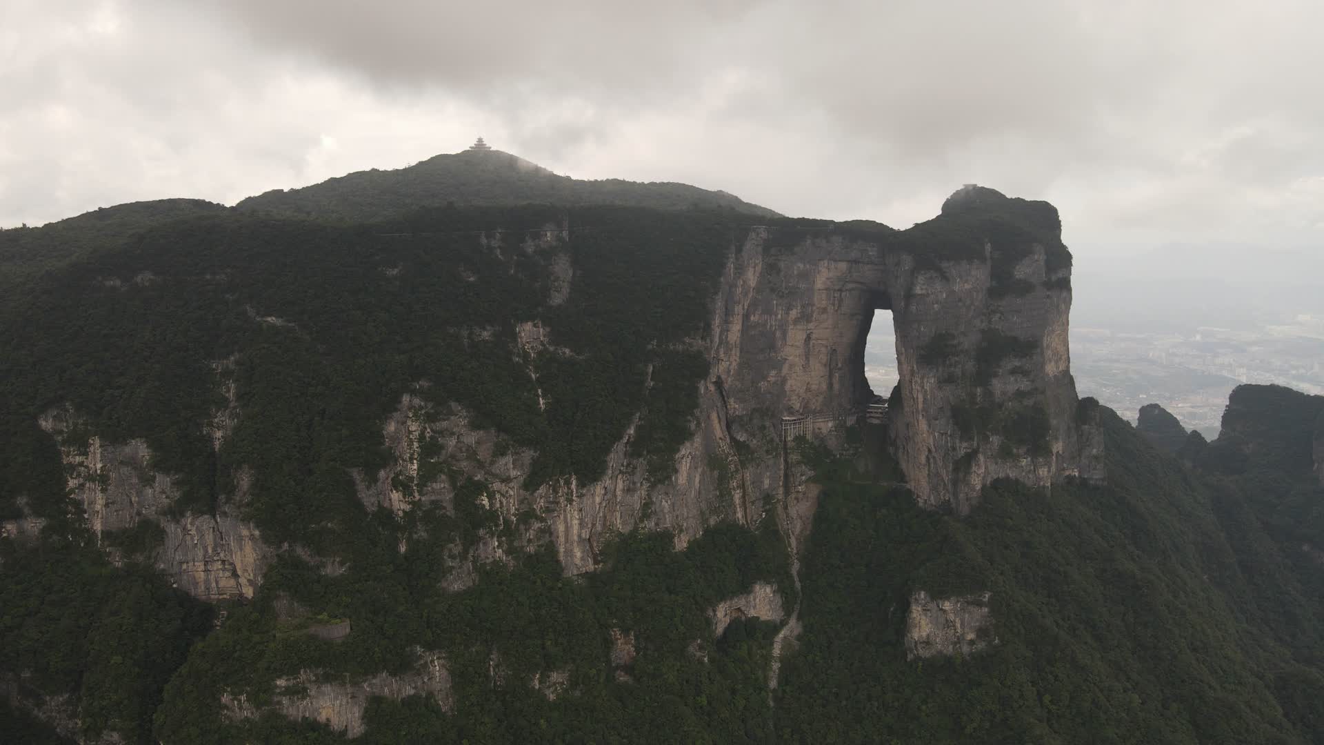 湖南张家界天门山5A景区航拍视频的预览图