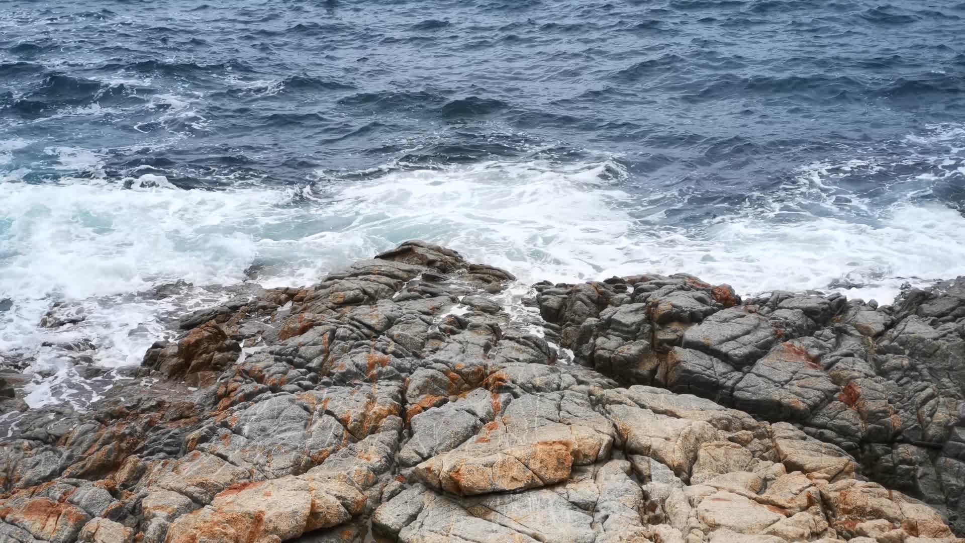 实拍厦门大海海浪沙滩礁石视频的预览图