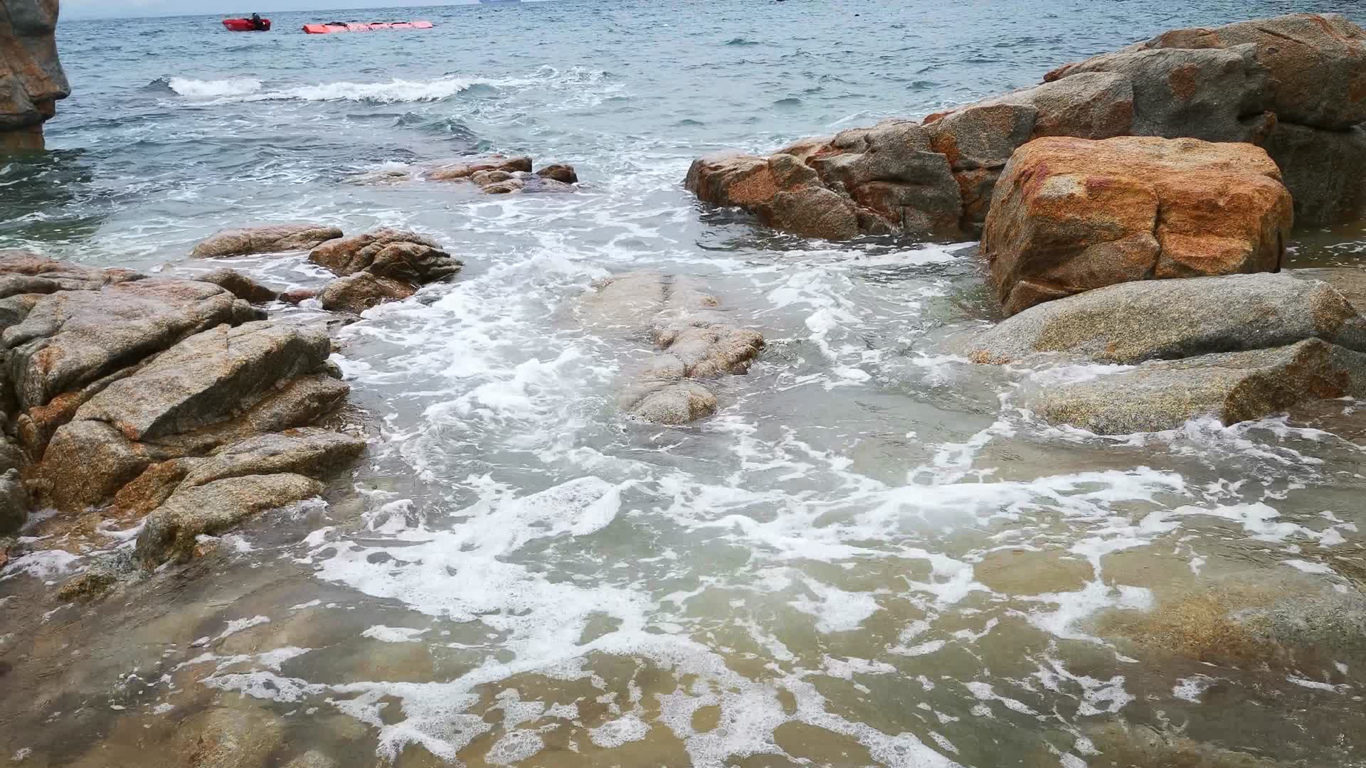 实拍厦门大海海浪沙滩礁石视频的预览图