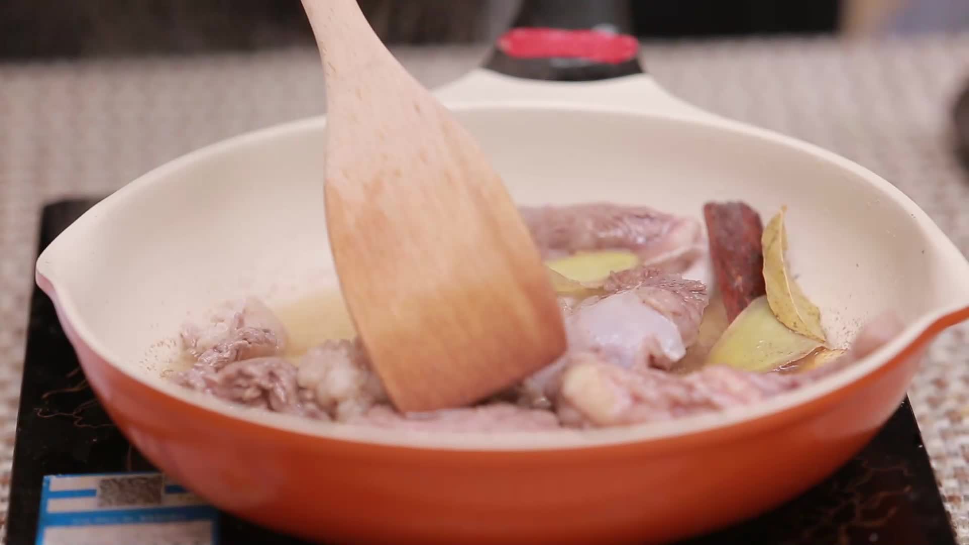 葱姜炝锅炒牛肉视频的预览图