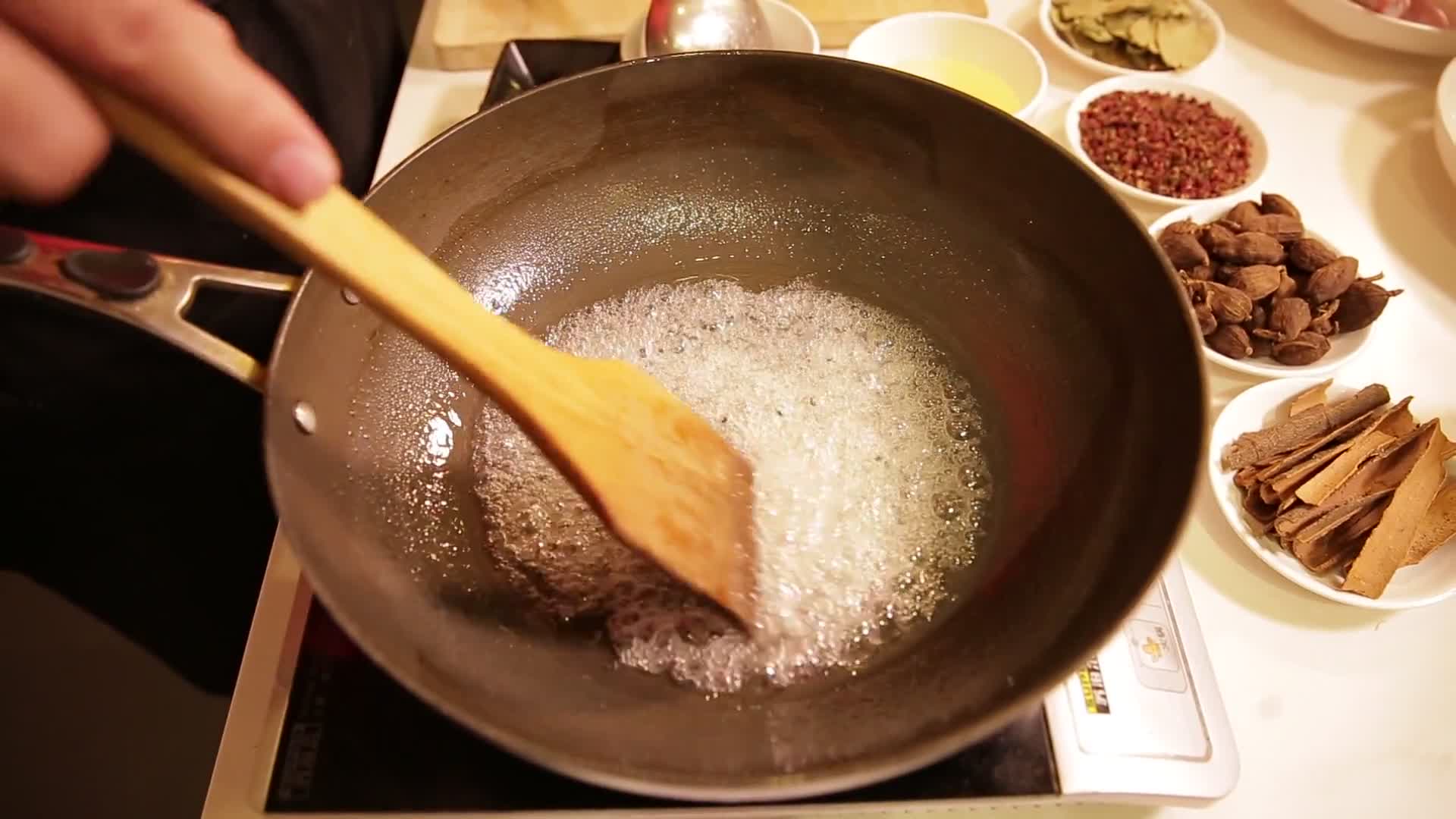 不粘锅加底油炒糖色炒冰糖视频的预览图
