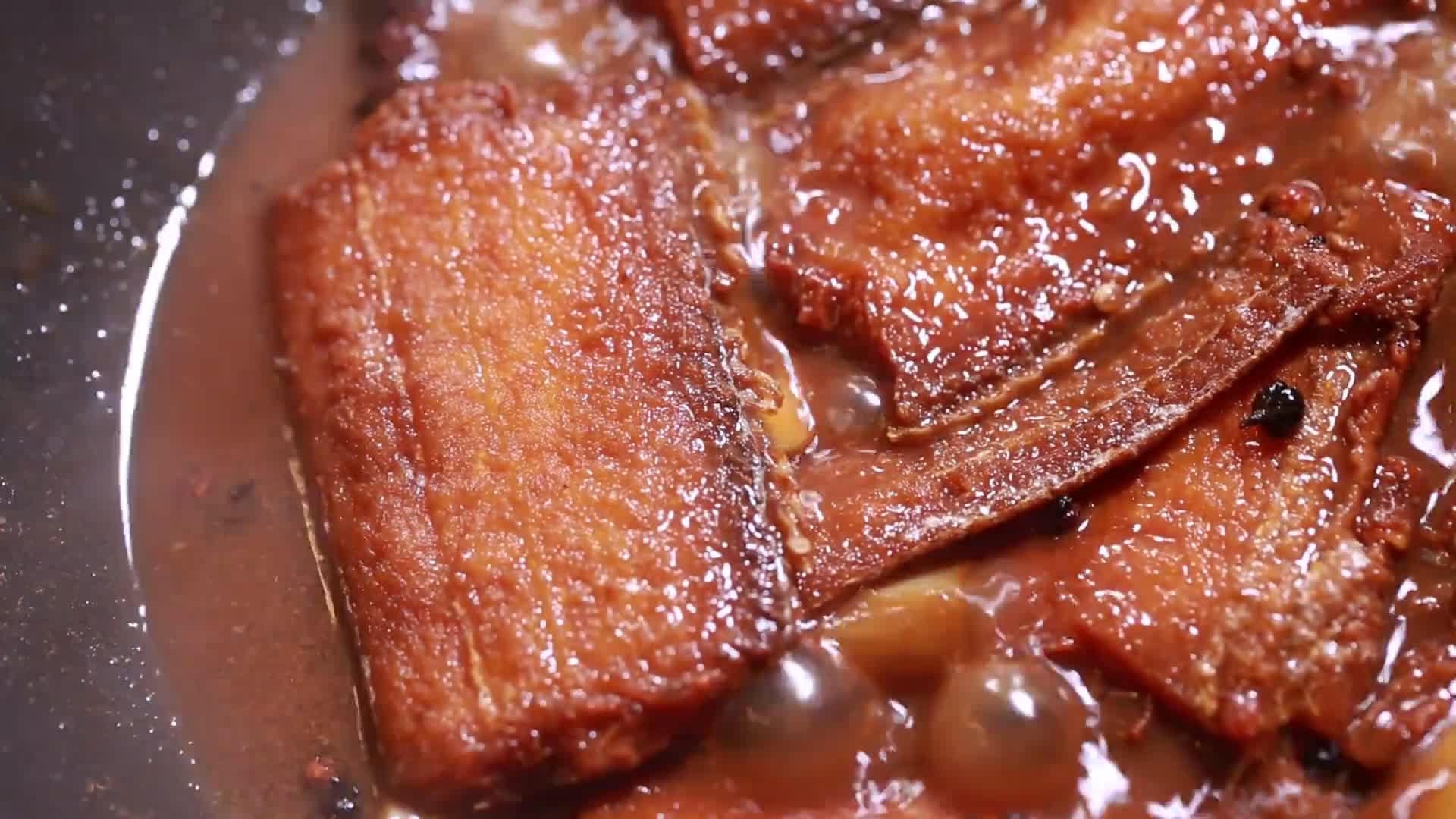 厨师制作红烧带鱼视频的预览图