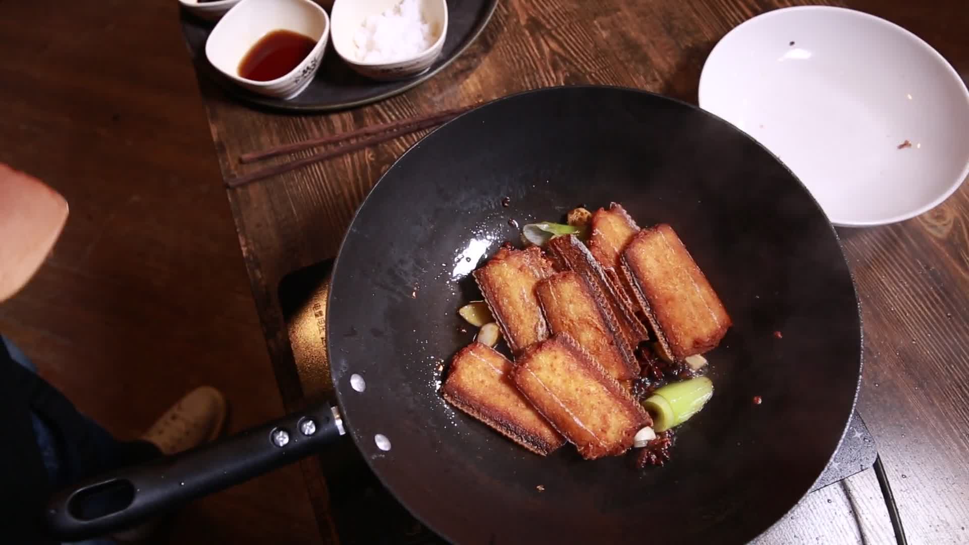 葱姜蒜炝锅炖带鱼视频的预览图