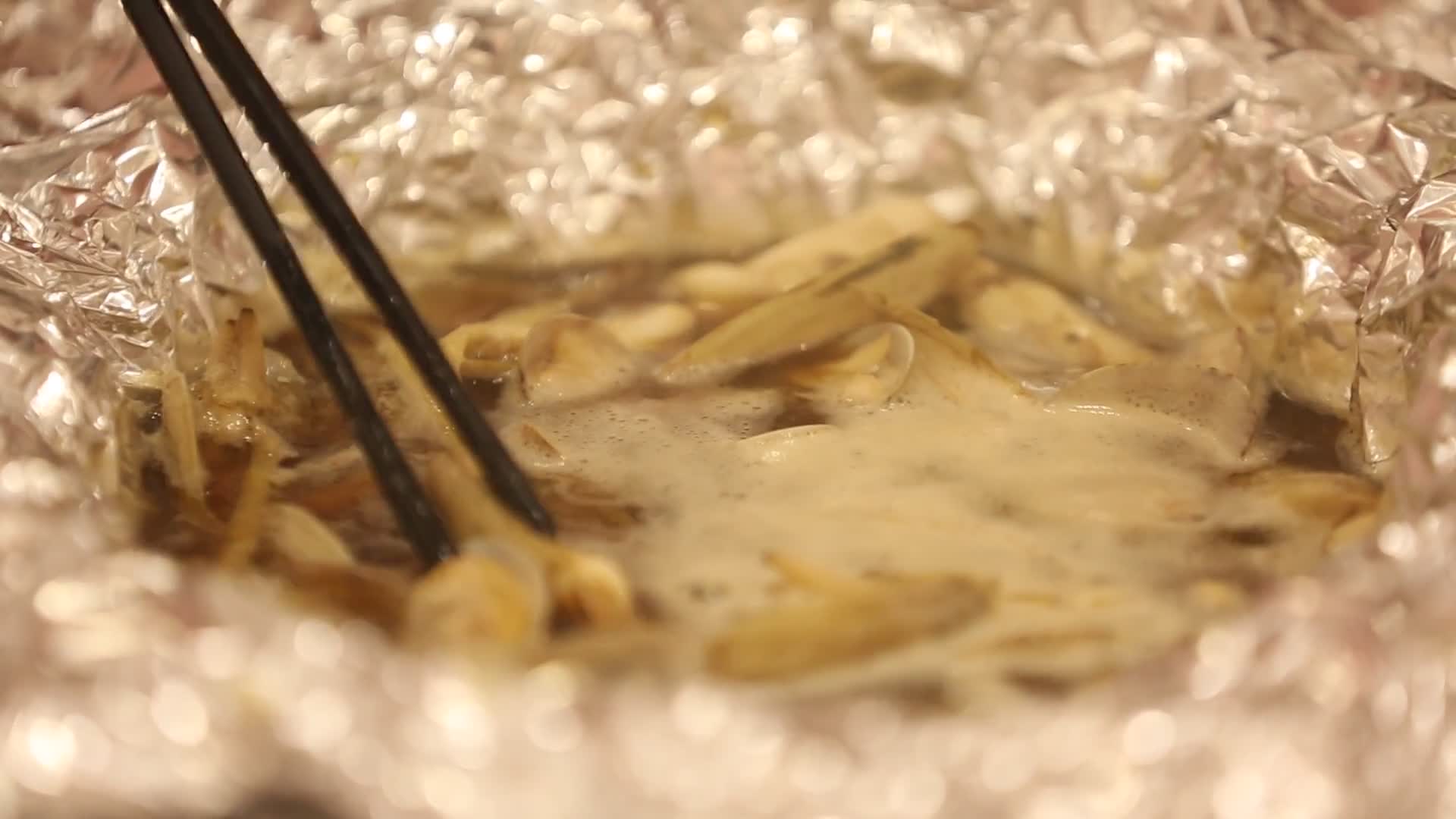 电磁炉铝箔纸制作花甲粉丝锡纸蛏子视频的预览图