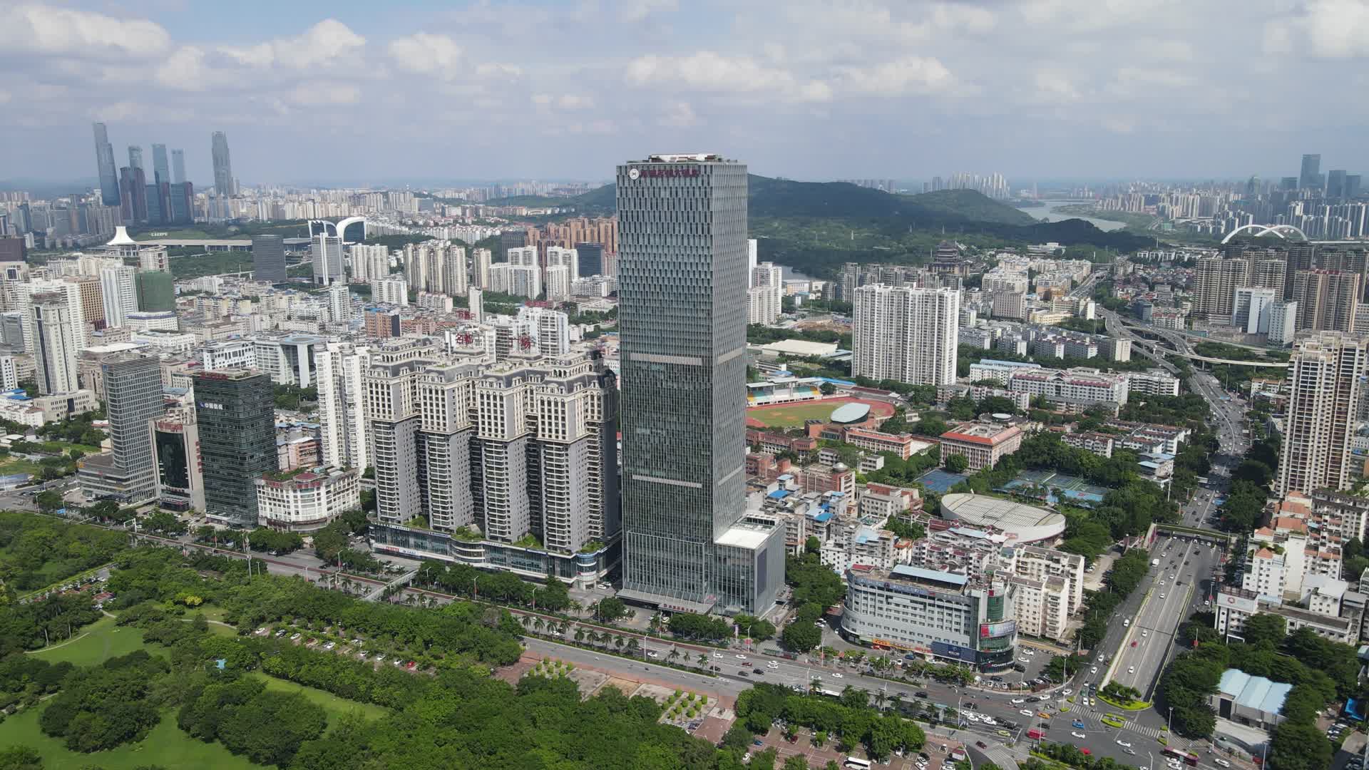 航拍广西南宁城市风光蓝天白云天际线视频的预览图