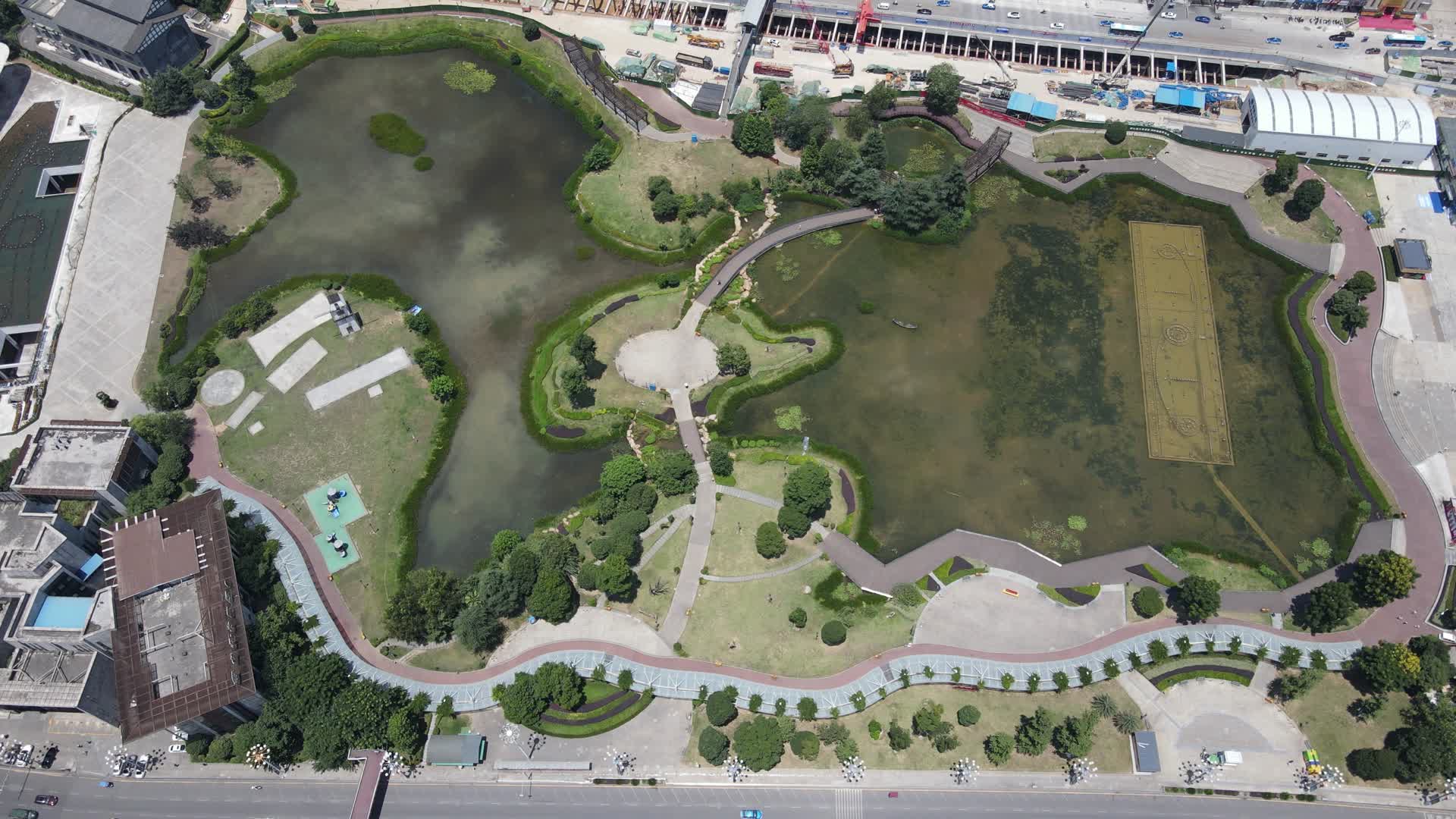 航拍贵州贵阳花果园湿地公园视频的预览图