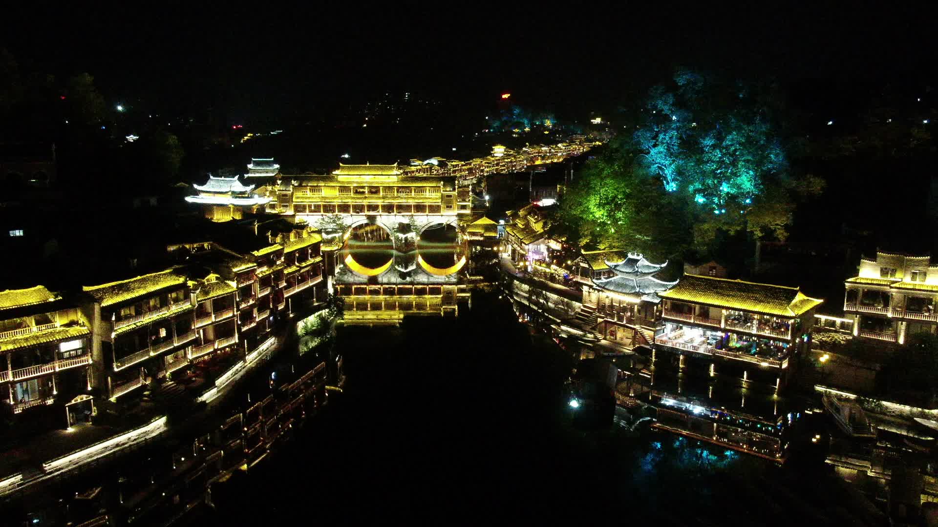 航拍湖南湘西凤凰古城旅游景点视频的预览图