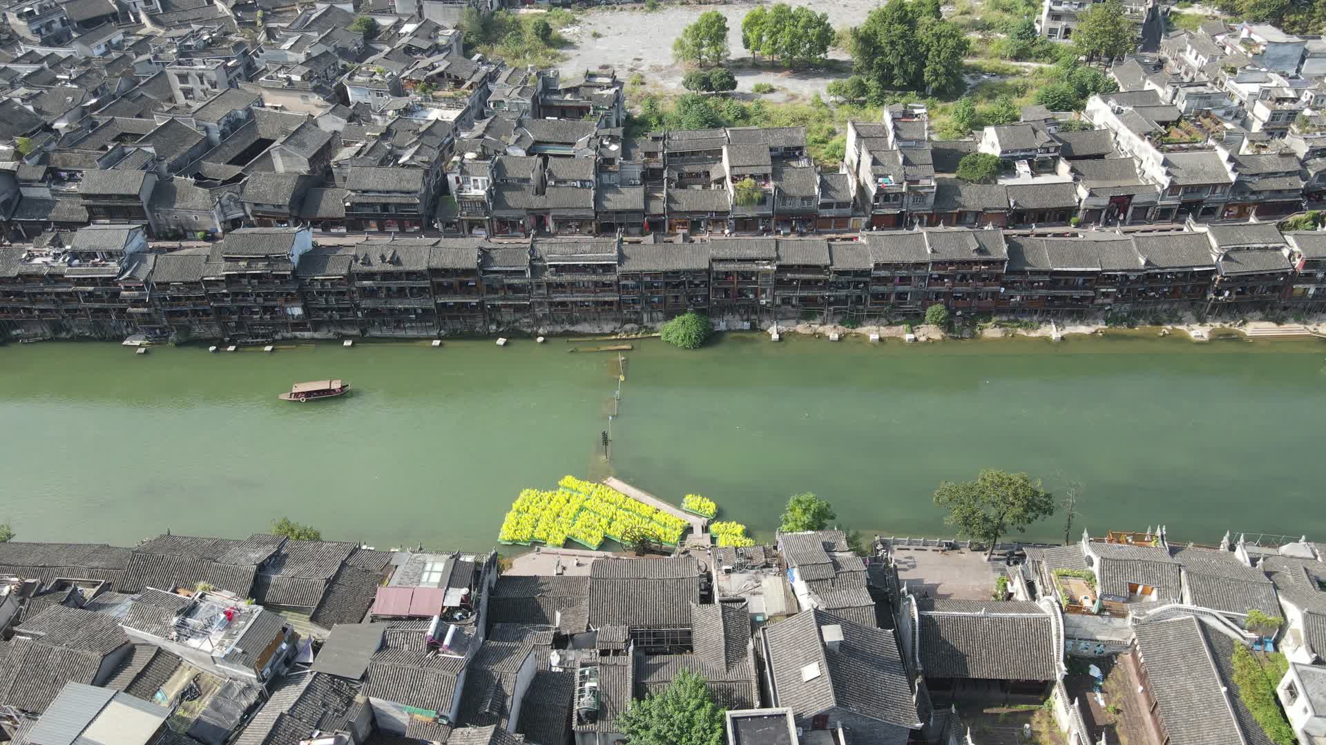 航拍湖南湘西凤凰古城旅游景点视频的预览图