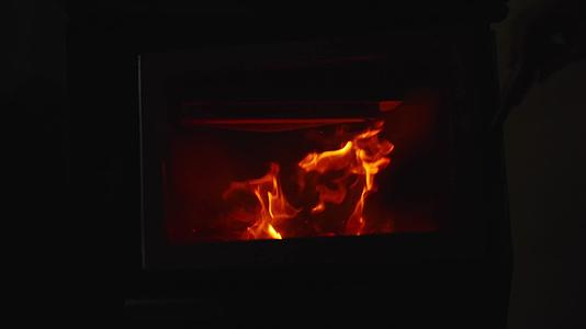 火炉燃烧的柴火慢镜头视频的预览图