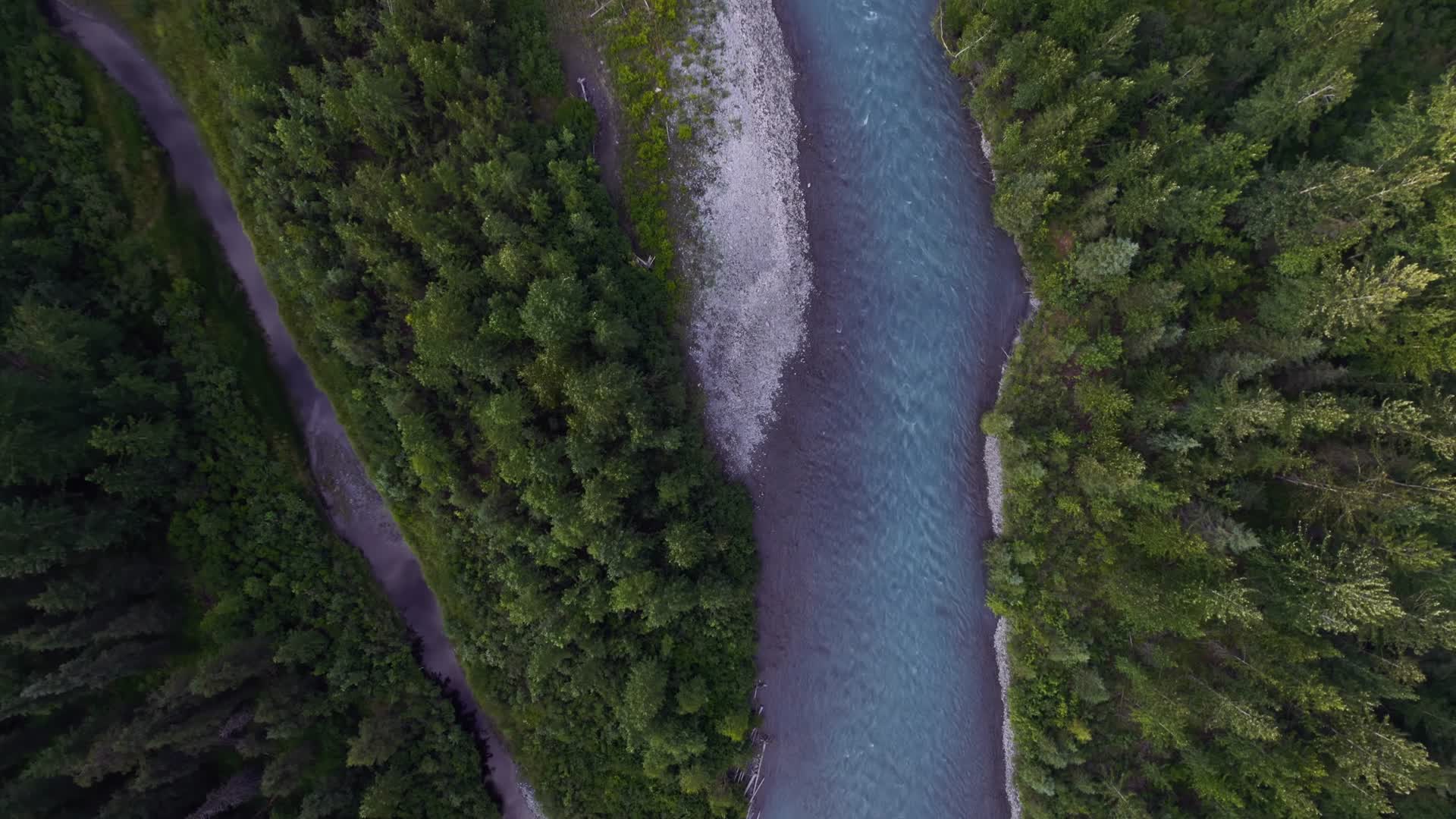 山谷森林河流航拍视频的预览图