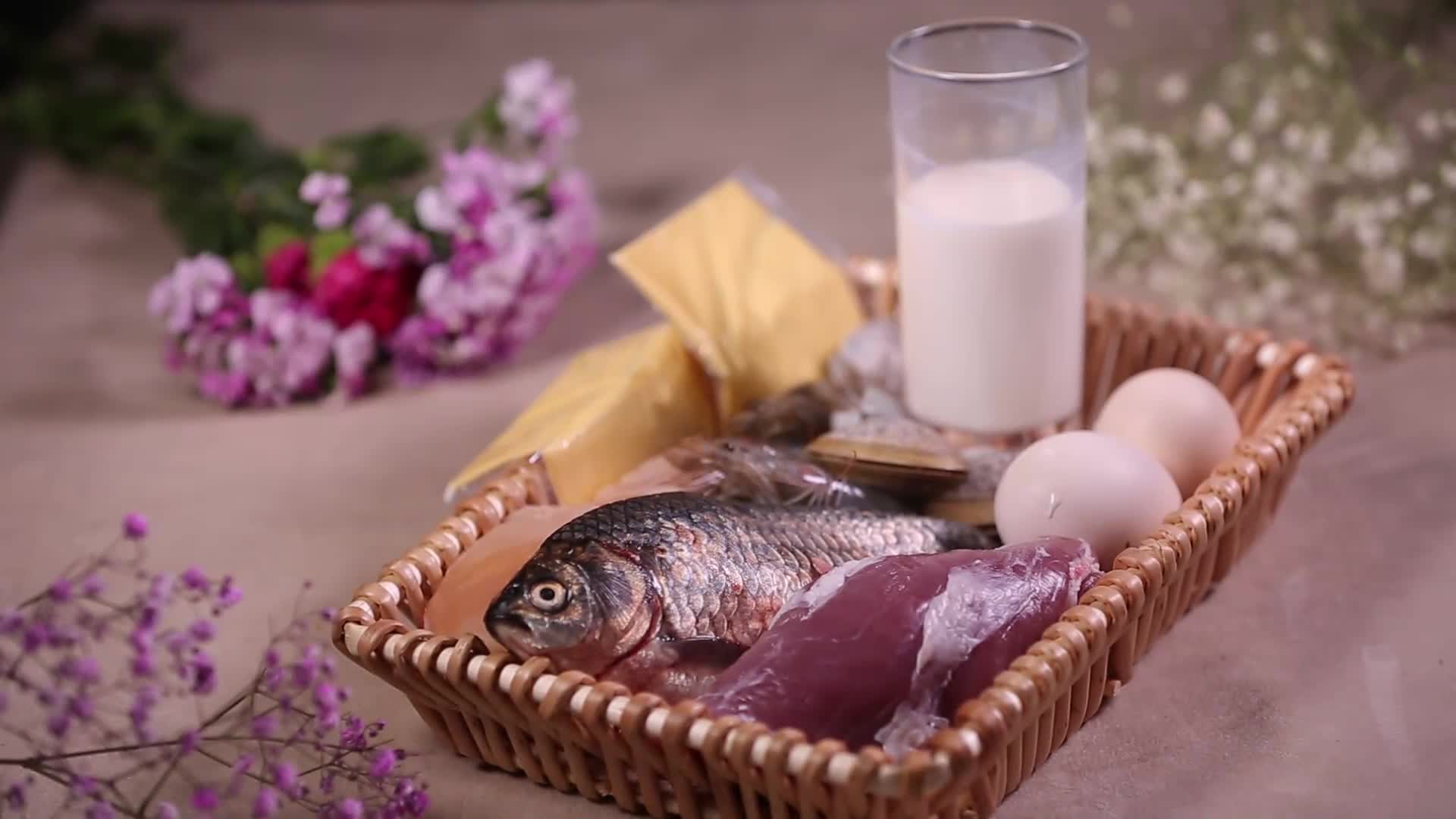 牛奶奶酪鱼肉鸡蛋各种蛋白质视频的预览图