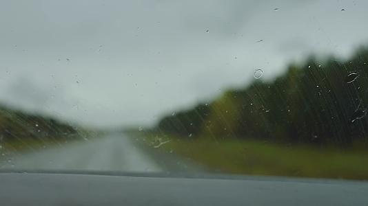 下雨开车车窗雨滴视频的预览图