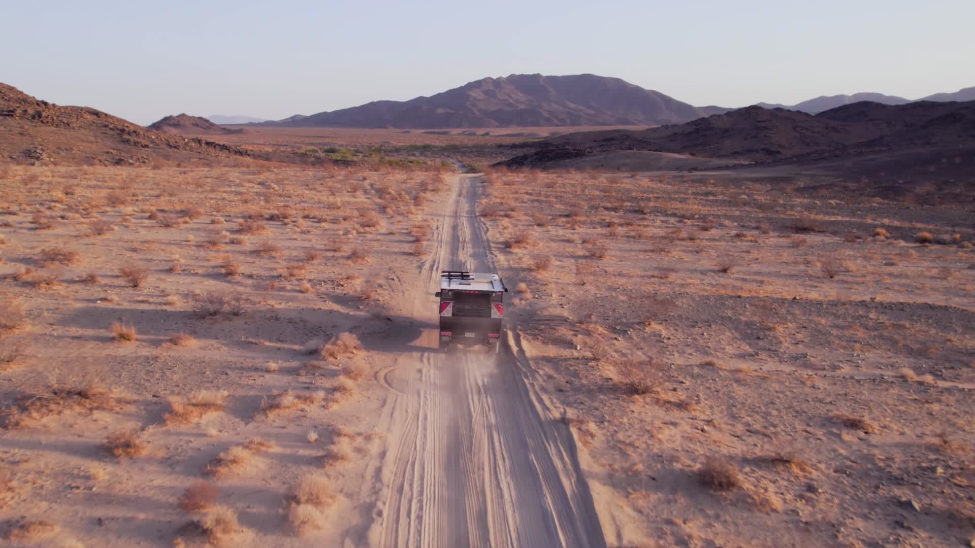 荒漠戈壁皮卡车越野自驾航拍视频的预览图