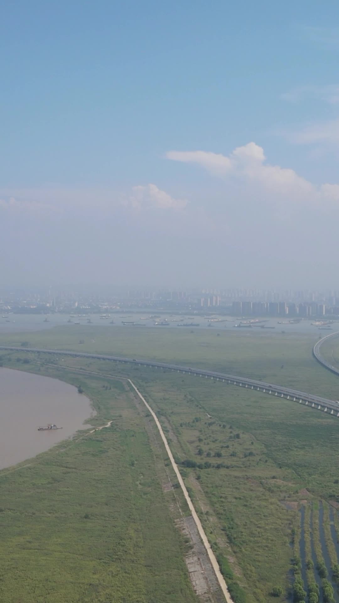 航拍湖南岳阳洞庭湖大桥竖屏视频的预览图