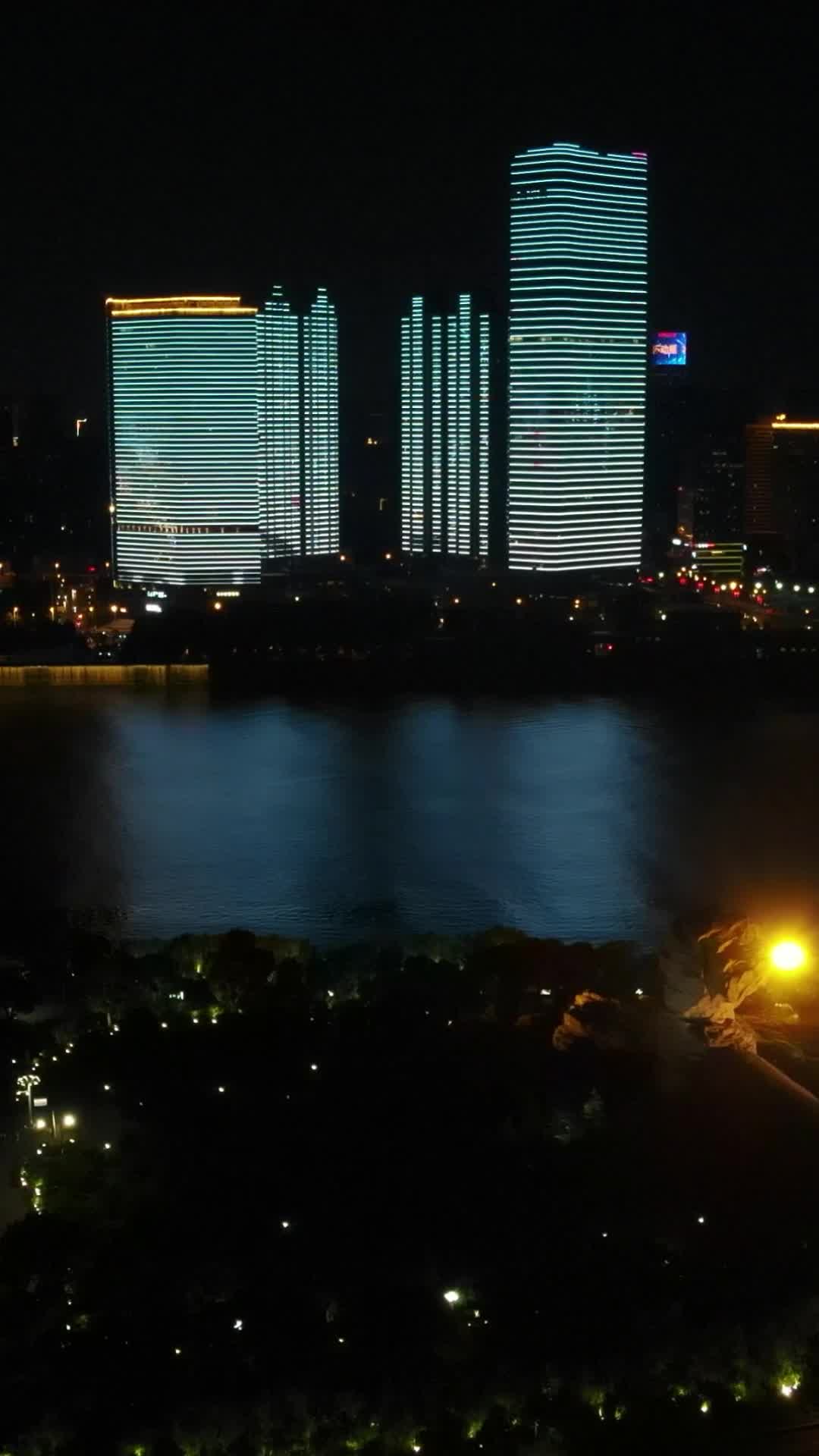 湖南长沙城市夜景灯光竖屏航拍视频的预览图