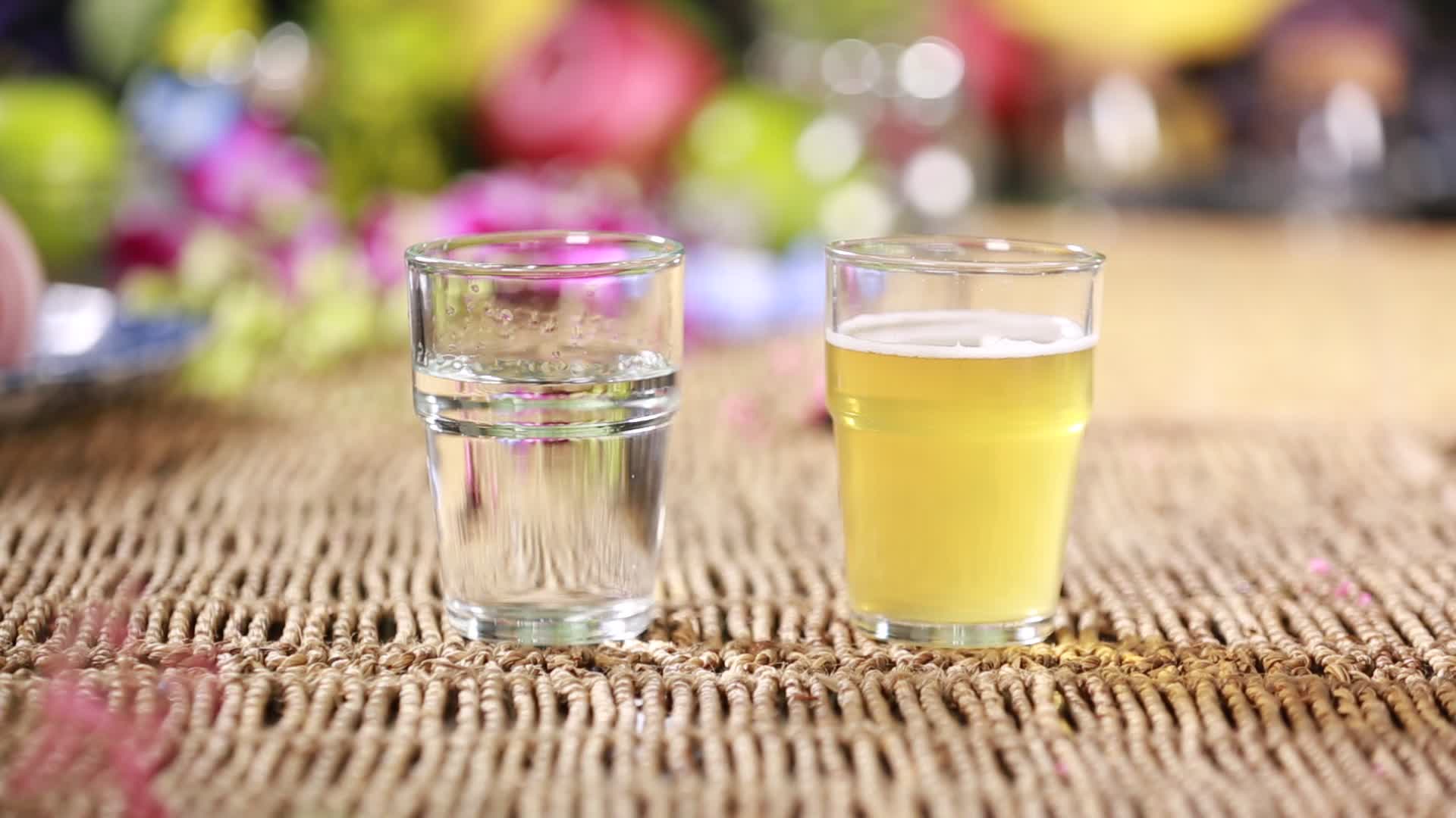 白酒和啤酒喝酒玻璃杯视频的预览图