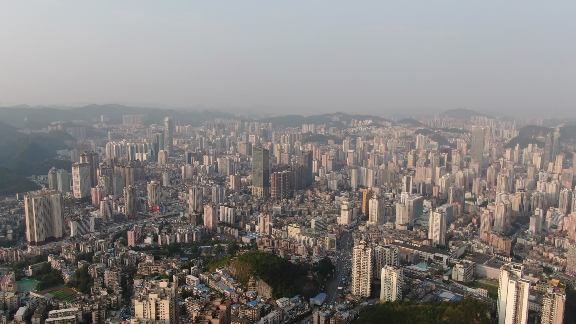 航拍贵阳城市天际线视频的预览图