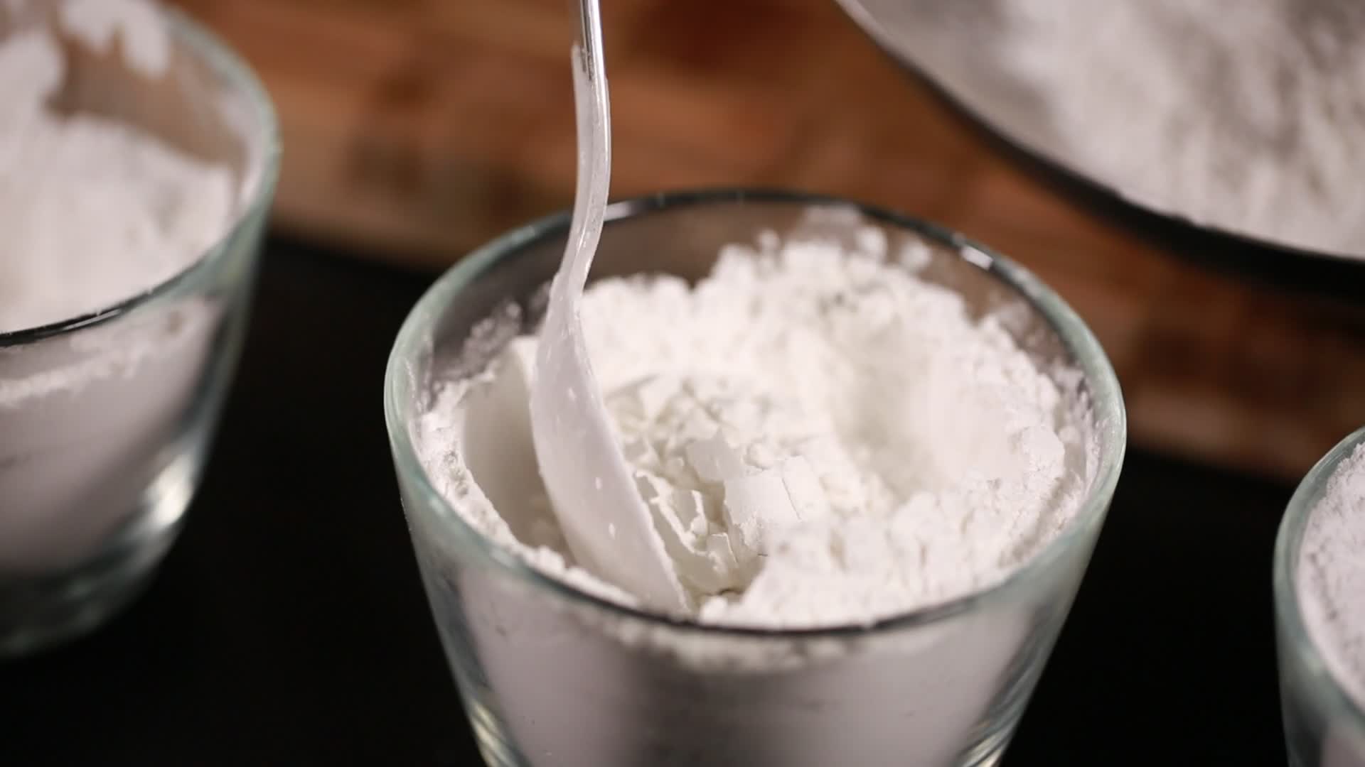 打蛋器搅拌蛋糕奶油面糊做西点视频的预览图