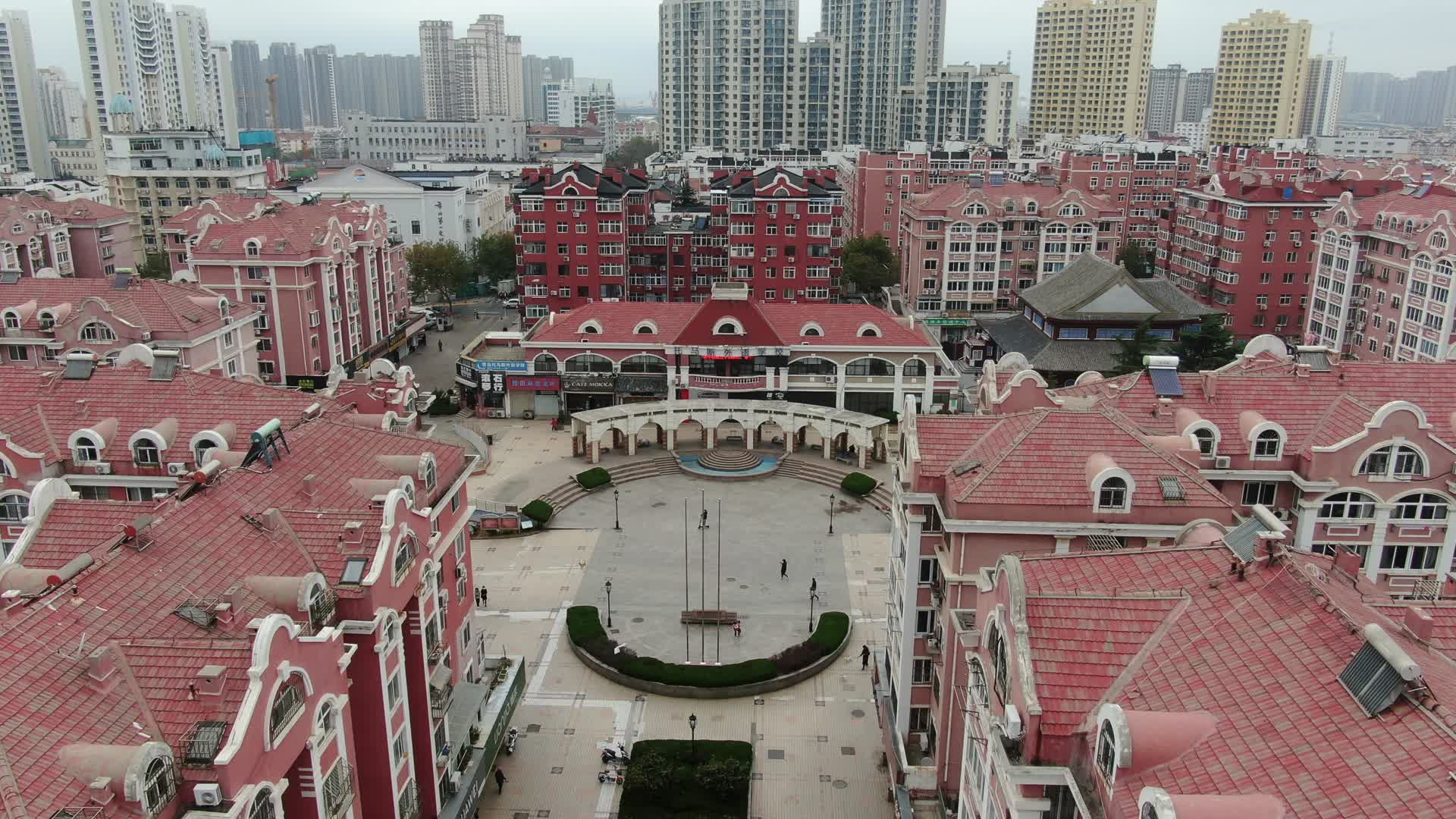 航拍山东青岛城市欧式建筑小镇视频的预览图