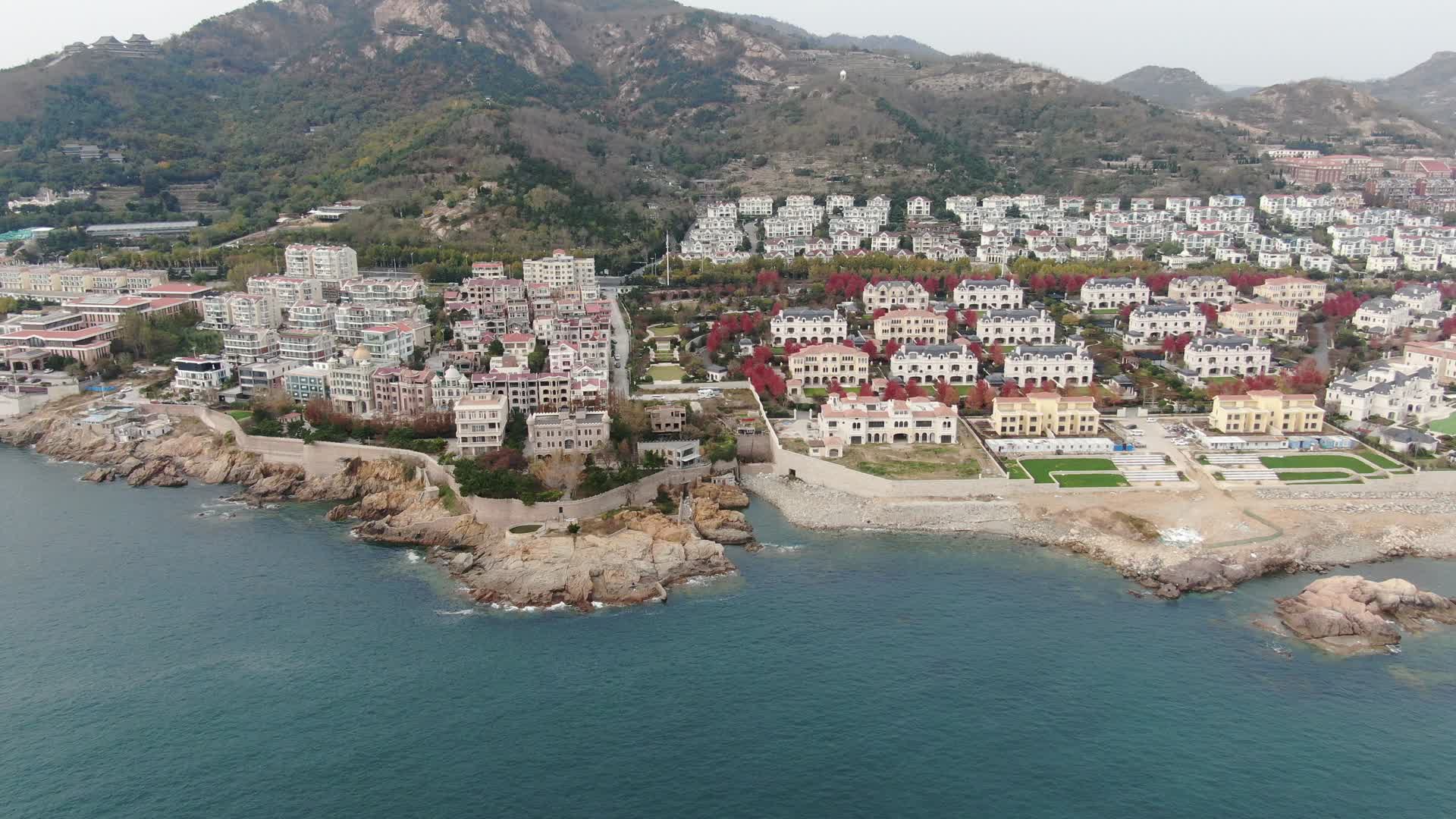 航拍山东青岛海景别墅建筑视频的预览图