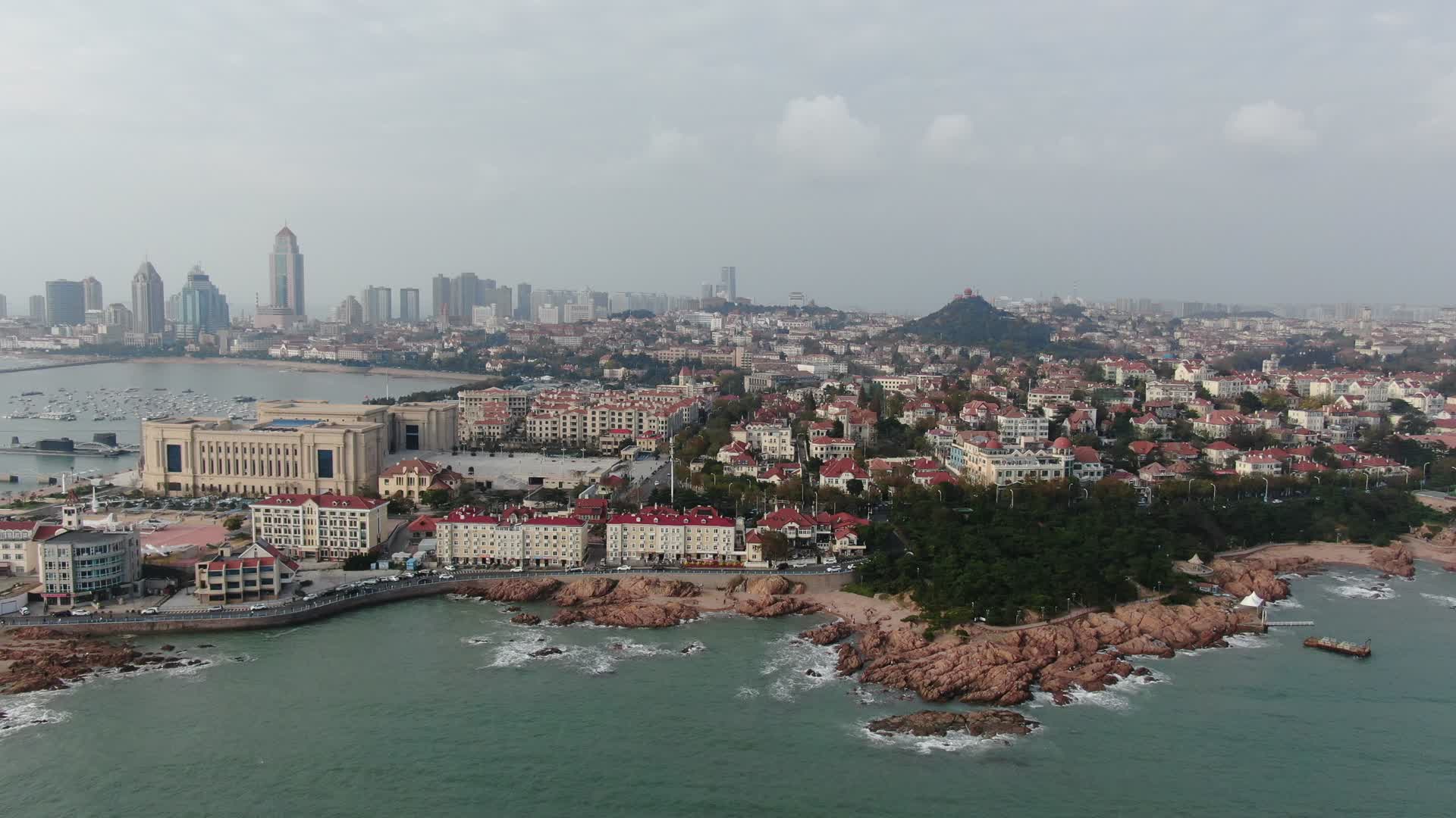航拍海滨城市青岛海岸线风光视频的预览图