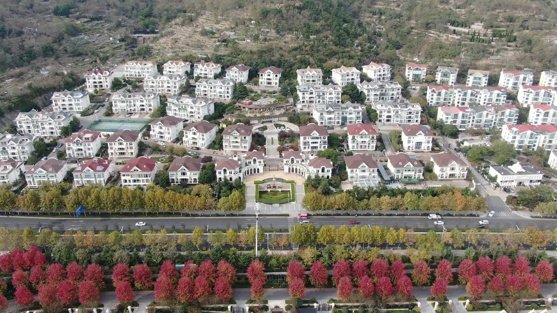 航拍山东青岛海景别墅建筑视频的预览图