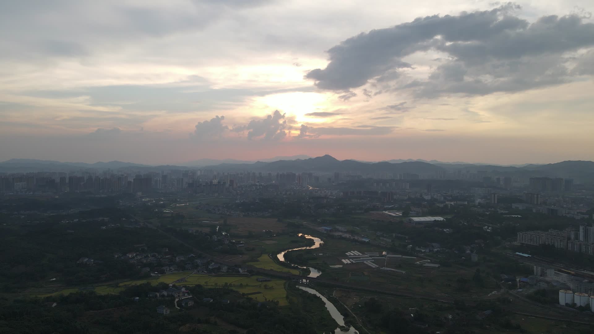航拍湖南怀化城市全景日落晚霞视频的预览图