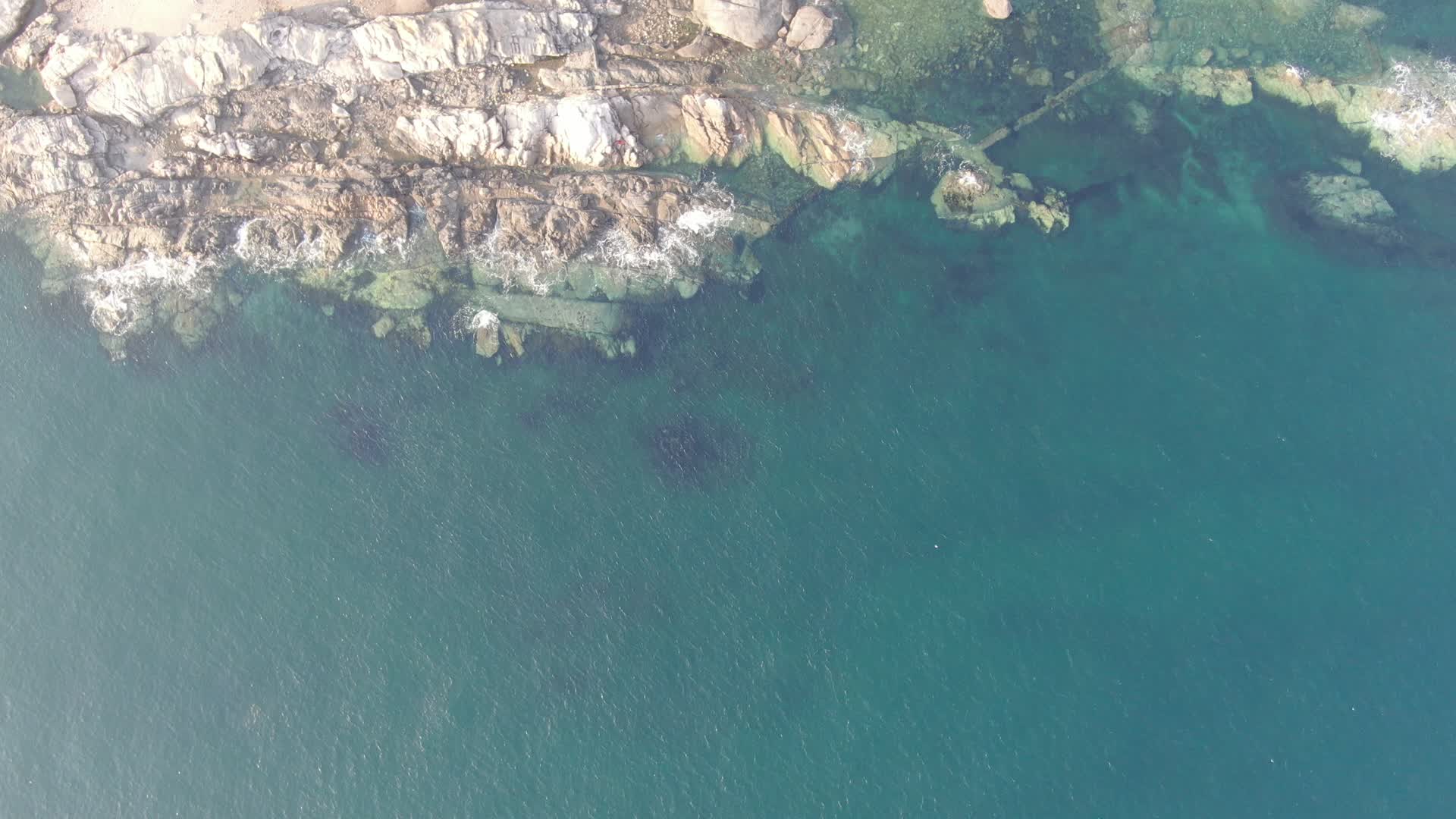 航拍大海海洋礁石沙滩游船视频的预览图