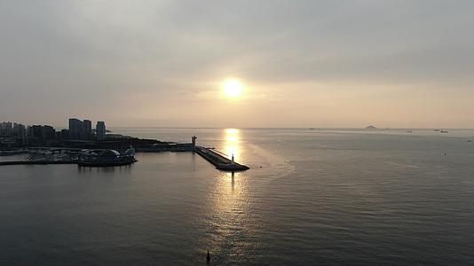 山东青岛海上日出航拍视频的预览图