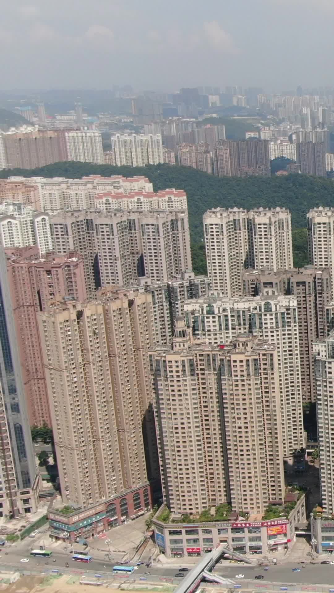 航拍城市密集高楼建筑竖屏视频的预览图