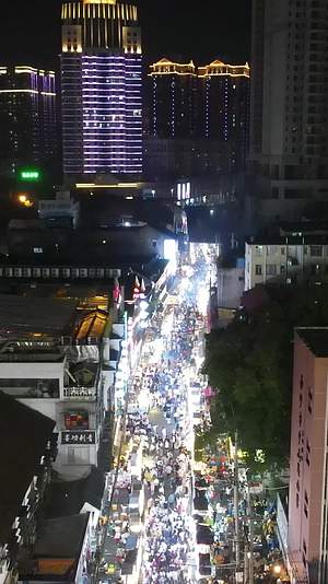 广西南宁中山路美食街夜景人流航拍视频的预览图