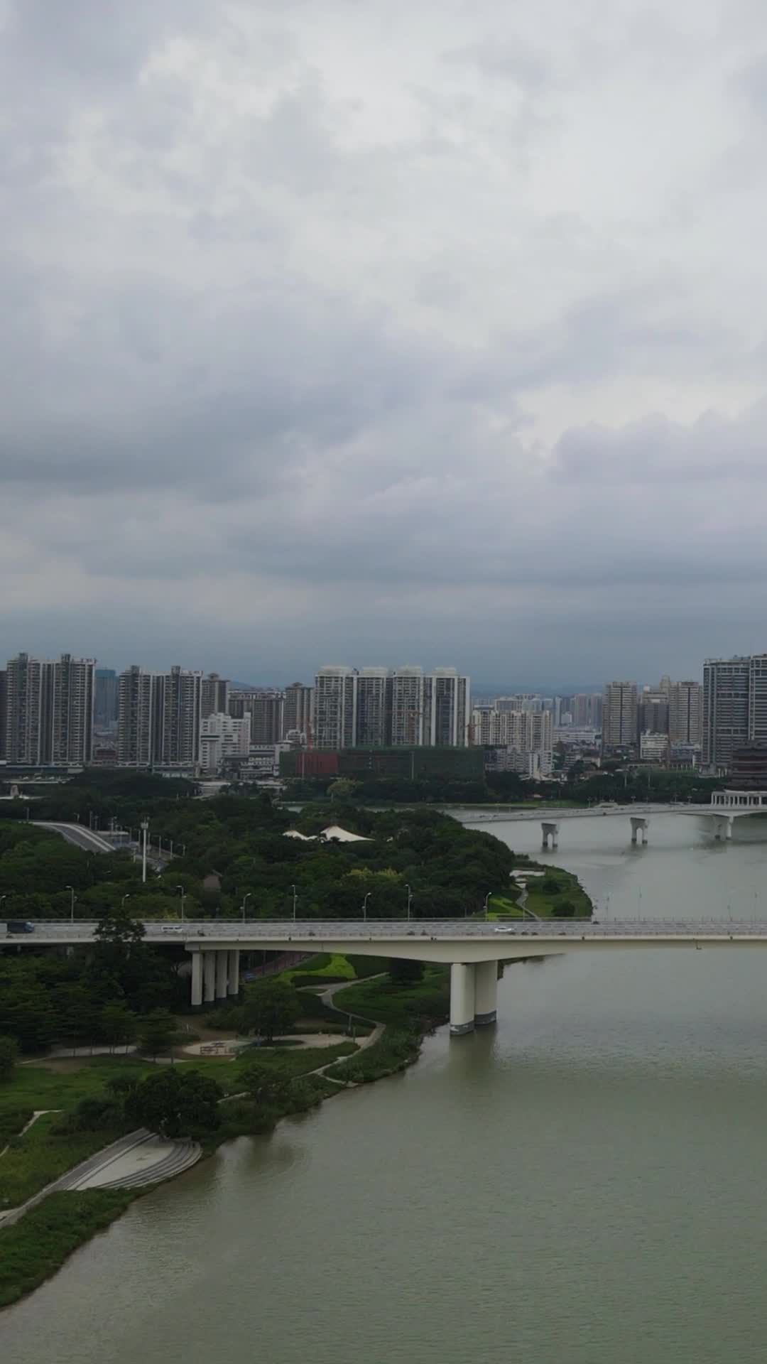 航拍广西南宁城市交通竖屏视频的预览图