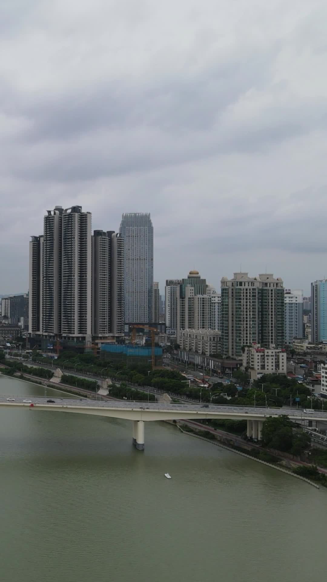 航拍广西南宁城市建设竖屏视频的预览图
