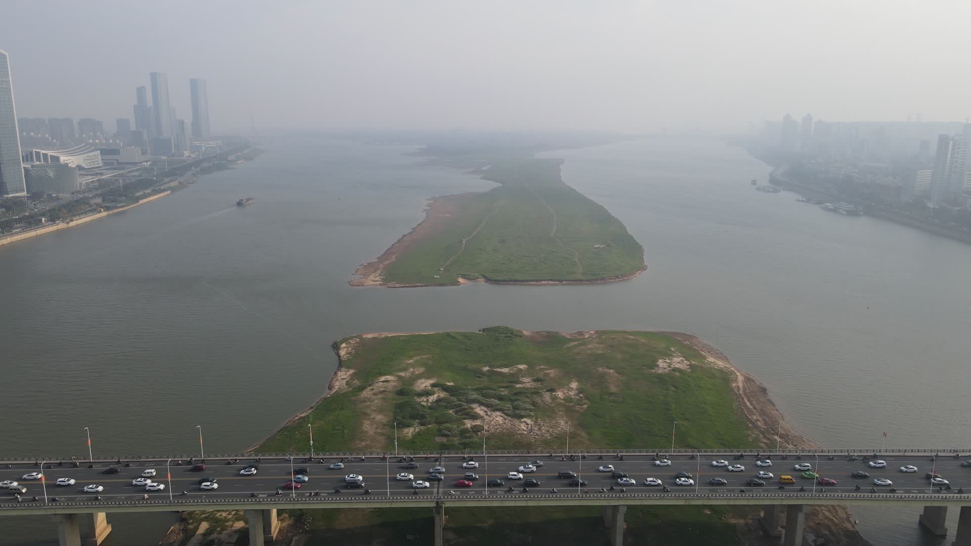 航拍江西南昌八一大桥赣江风光视频的预览图