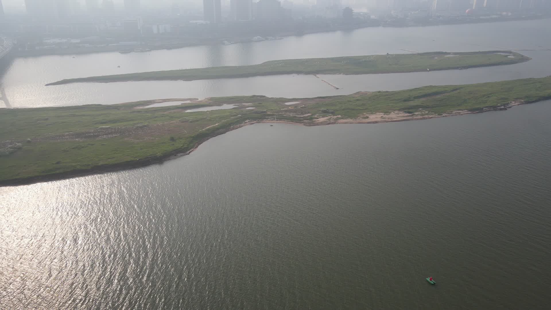 航拍江西南昌八一大桥赣江风光视频的预览图