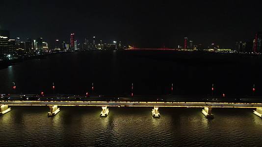 江西南昌大桥夜景航拍视频的预览图