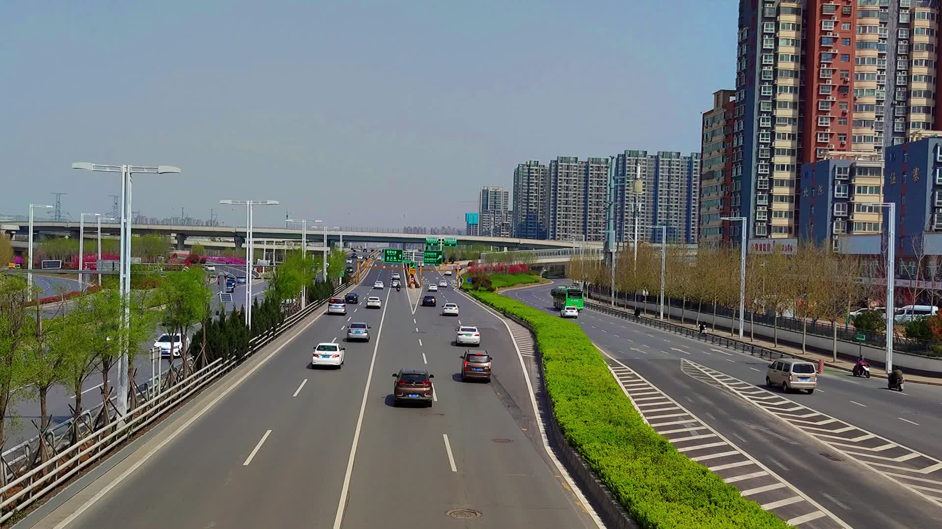 交通车流马路绿化视频的预览图