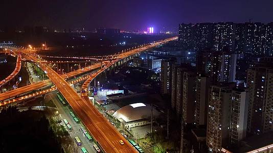 城市高架桥美丽的夜景视频的预览图